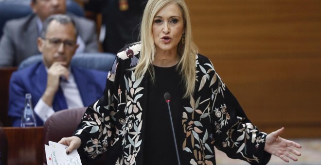 La presidenta regional, Cristina Cifuentes, durante una intervención en el Pleno de la Asamblea de Madrid. EFE/Emilio Naranjo