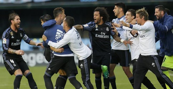 Los jugadores del Real Madrid celebran uno de los tantos anotados por Cristiano Ronaldo. - EFE