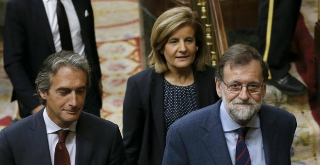 El presidente del Gobierno, Mariano Rajoy (d), el ministro de Fomento, Íñigo de la Serna, y la ministra de Empleo y Seguridad Social, Fátima Báñez, tras el pleno de hoy en el Congreso de los Diputados en el que se aprobó el decreto de la estiba. | EFE