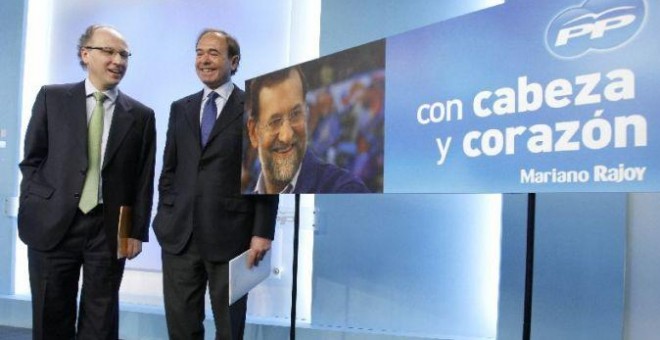 Los entonces director de campaña del PP, Pío García-Escudero, y secretario ejecutivo de Comunicación, Gabriel Elorriaga, presentan en la sede del PP el lema del partido para las elecciones del 9 de marzo de 2008. EFE