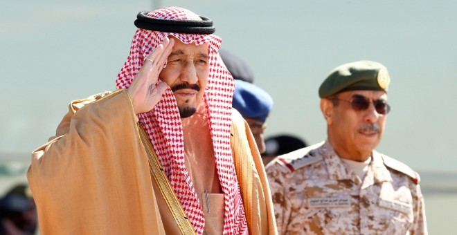 El monarca saudí Salman saluda durante la ceremonia del 50 aniversario de la Escuela de aviación Rey Faisal en Riad/ REUTERS