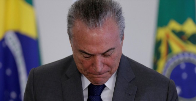 El Presidente de Brasil, Michel Tener, mira hacia abajo en una ceremonia en el palacio de Palalto, en Brasilia /REUTERS