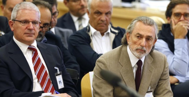 Pablo Crespo (i) junto a Francisco Correa (d), sentados en la sala del juicio de la primera etapa de la Gürtel. EFE