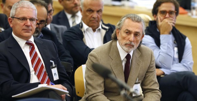 Pablo Crespo (i) junto a Francisco Correa (d), sentados en la sala del juicio de la primera etapa de la Gürtel. EFE