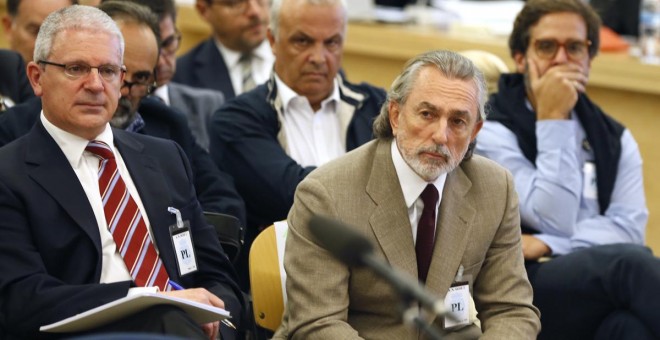 Pablo Crespo (i) junto a Francisco Correa (d), sentados en la sala del juicio de la primera etapa de la Gürtel. EFE