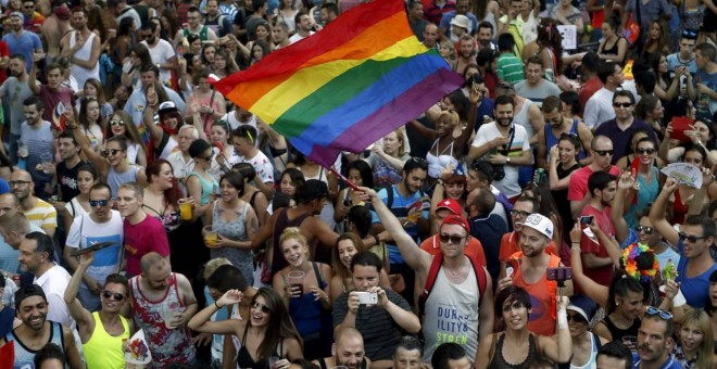 Cientos de personas durante la celebración del orgullo gay en Madrid.- REUTERS/Archivo