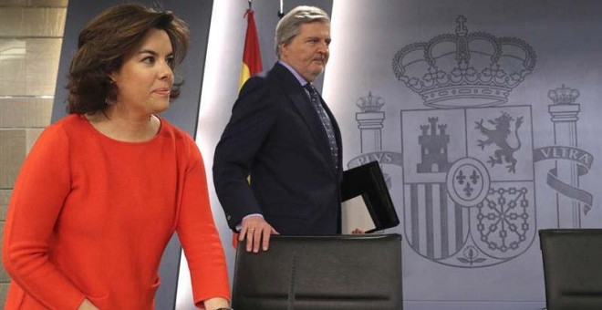 La vicepresidenta del Gobierno y ministra para la Administración Territorial, Soraya Sáenz de Santamaría, junto al portavoz y ministro de Educación, Cultura y Deporte, Íñigo Méndez de Vigo, al inicio de la rueda de prensa. | EFE