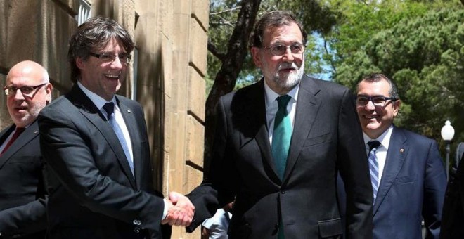 Rajoy y Puigdemont se saludan en la inauguración del Salón del Automóvil de Barcelona / EFE