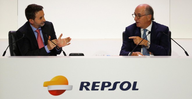 El consejero delegado de Repsol, Josu Jon Imaz, aplaude al presidente de la petrolera, Antonio Brufau, durante la junta de accionistas. REUTERS/Paul Hanna