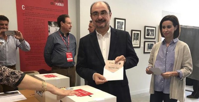 El líder del PSOE de Aragón, Javier Lambán, a la hora de votar / EFE