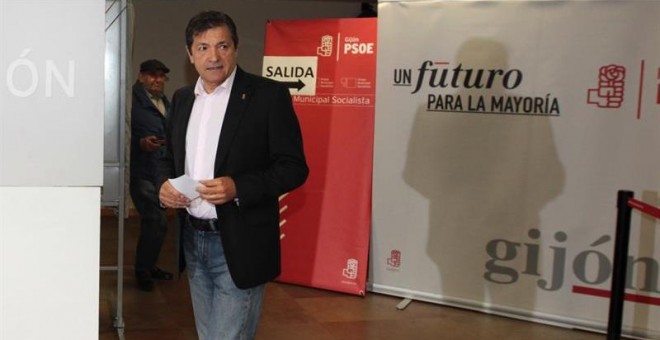 El presidente de la gestora, Javier Fernández, a su llegada a la sede de Gijón para votar / EFE