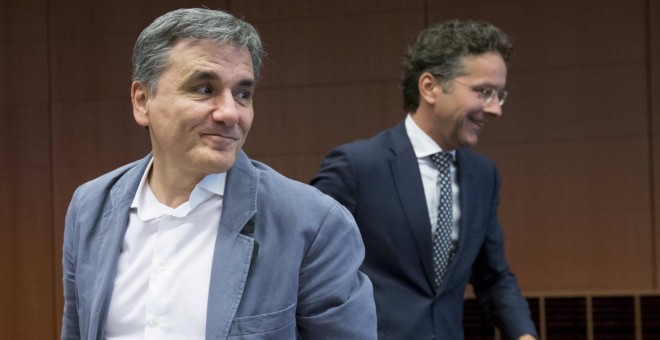 El ministro griego de Finanzas, Euclides Tsakalotos (i), y el presidente del Eurogrupo, Jeroen Dijsselbloem (d), durante la reunión de los ministros de Economía y Finanzas de la eurozona en Bruselas. EFE/Olivier Hoslet