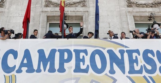Los jugadores del Real Madrid en la sede de la Comunidad de Madrid, dentro de las celebraciones por el título de liga. /EFE