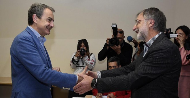 El expresidente del Gobierno José Luis Rodríguez Zapatero saluda al presidente de la mesa, tras depositar su voto en la sede provincial del PSOE en León, dentro del proceso de primarias. EFE/J. Casares