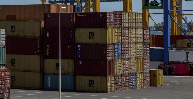 Imagen de contenedores en el puerto de Valencia. EFE/Biel Aliño