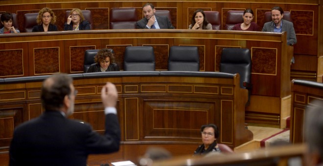 El presidente del Gobierno, Mariano Rajoy, responde a una pregunta del líder de Podemos, Pablo Iglesias, durante una sesión de control en el Pleno del Congreso de los Diputados.