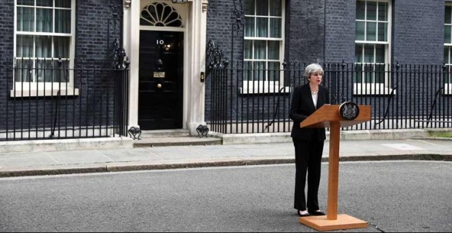 Theresa May se dirige a los medios en el 10 de Downing Street. | REUTERS