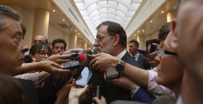 El presidente del Gobierno, Mariano Rajoy, atiende a la prensa antes de asistir a la sesión de control al Gobierno en el Senado. EFE/Javier Lizón