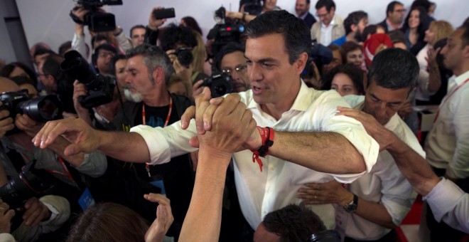 Pedro Sánchez celebra la victoria en las primarias del PSOE con los militantes del partido. REUTERS/Sergio Pérez