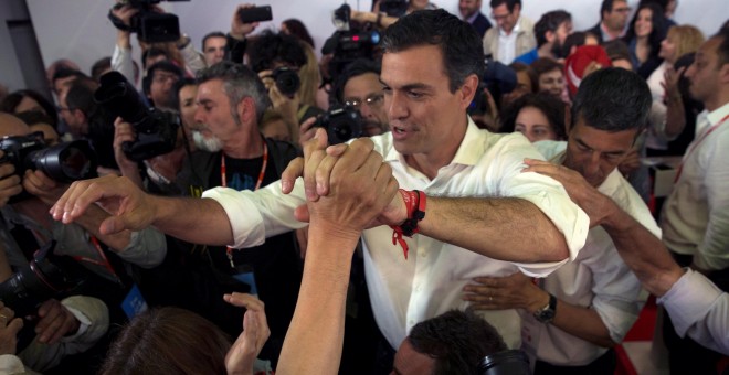 Pedro Sánchez celebra la victoria en las primarias del PSOE con los militantes del partido. REUTERS/Sergio Pérez