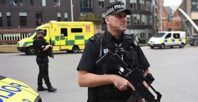 n policía británico monta guardia en las calles de Manchester. | ANDY RAIN (EFE)