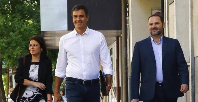 Pedro Sánchez (c), reelegido en primarias como secretario general del PSOE, acompañado por los diputados Adriana Lastra y José Luis Ábalos, a su llegada esta mañana a la sede del partido. |  J.P. GANDUL