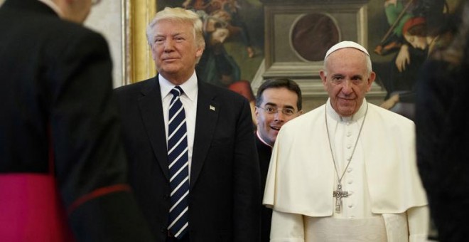 Trump y el Papa Francisco, durante su reunión en el Vaticano. REUTERS/Evan Vucci