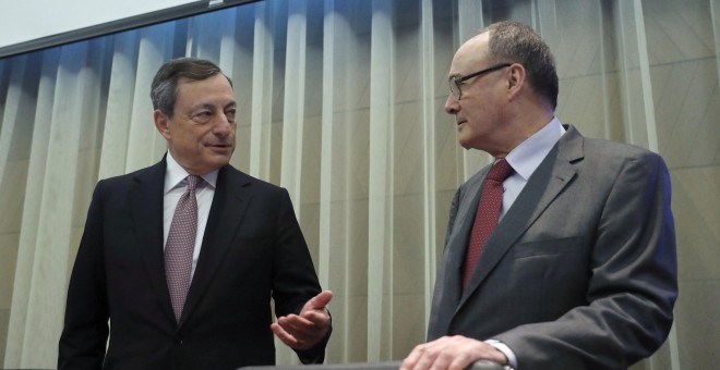 El presidente del BCE, Mario Draghi, conversa con el gobernador del Banco de España, Luis M. Linde,  antes de la clausura de la primera sesión de la I Conferencia de Estabilidad Financiera,  en el Banco de España de Madrid. EFE/JUAN CARLOS HIDALGO