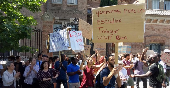 Imagen de la protesta de este lunes frente a la Secretaría General de Inmigración e Inmigración.- PÚBLICO