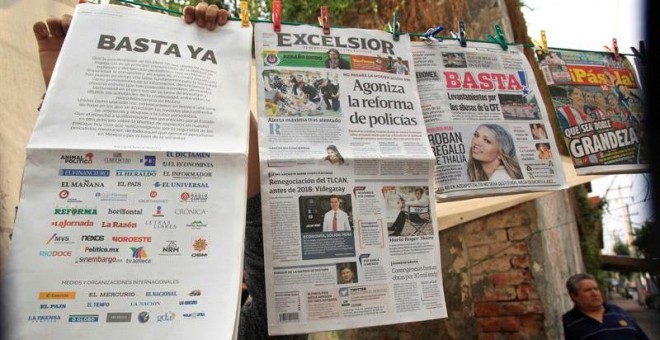 Un vendedor de publicaciones exhibe los periódicos de la mañana de hoy, miércoles 24 de mayo de 2017, en Ciudad de México, donde medios de comunicación nacionales e internacionales se pronunciaron en torno a las agresiones de periodistas en México. EFE/Ma