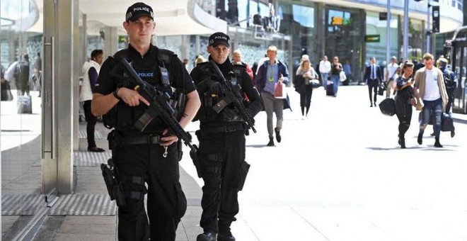 Dos policías británicos patrullan el centro de Manchester. | EFE