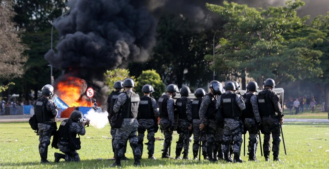 Imágenes de los militares en las calles de Brasilia / REUTERS