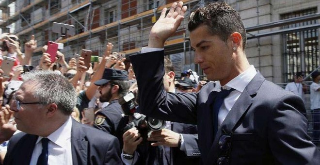 El delantero portugués del Real Madrid, Cristiano Ronaldo celebra el título de Liga en Madrid. | EFE