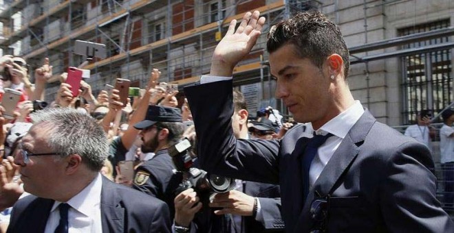 El delantero portugués del Real Madrid, Cristiano Ronaldo celebra el título de Liga en Madrid. | EFE