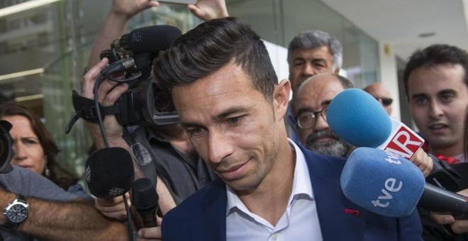 El futbolista del Betis Raúl Castro a su llegada al juzgado de Sevilla / EFE