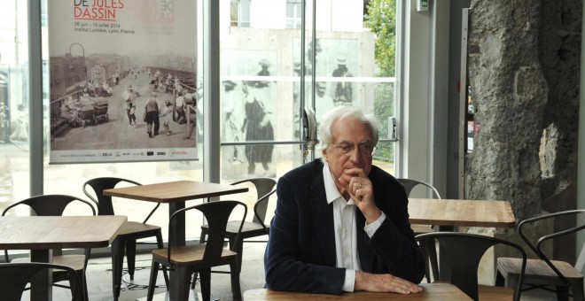 El director Bertrand Tavernier en la cafetería del Institut Lumière