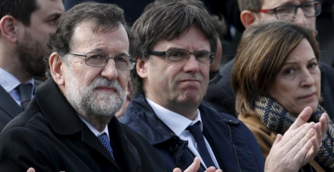 El presidente del Gobierno, Mariano Rajoy, y su homólogo en la Generalitat, Carles Puigdemont, en un acto de la Generalitat. Archivo REUTERS.