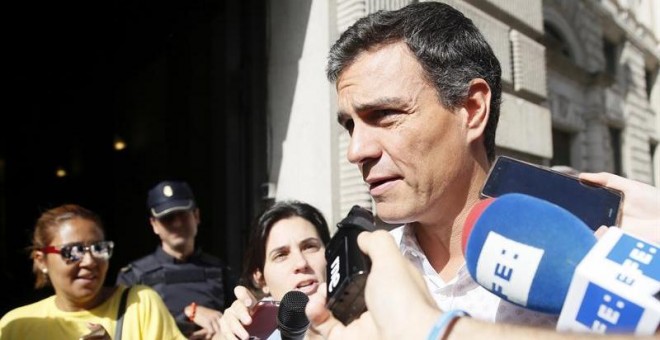 El secretario general del PSOE, Pedro Sánchez, ha asegurado hoy, al entrar por primera vez en el Congreso desde que presentó su renuncia al escaño el pasado mes de octubre, para mantener una reunión con la dirección del grupo socialista, que venía a la Cá