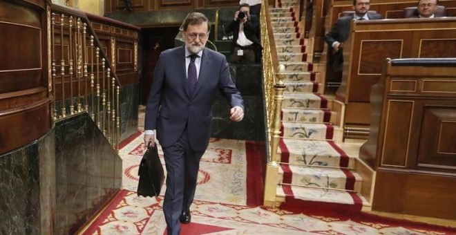 El presidente del Ejecutivo, Mariano Rajoy, a su llegada al hemiciclo del Congreso de los Diputados, para asistir a la sesión de control al Gobierno. EFE/Javier Lizón