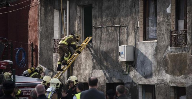 Cuatro personas han fallecido hoy en el incendio de un edificio de viviendas en el barrio bilbaíno de Zorroza. EFE/Miguel Toña