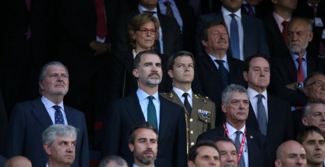 El rey, Felipe VI, junto al ministro de Educación, Cultura y Deporte, Íñigo Méndez de Vigo, escuchan el himno de España y la sonora pitada durante la final de la Copa del Rey en el estadio Vicente Calderón de Madrid.- REUTERS