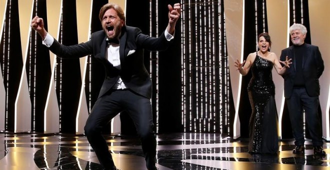 El sueco Ruben Ostlund celebra haber ganado la Palma de Oro por su película 'The Square' en el Festival de Cannes. /EFE