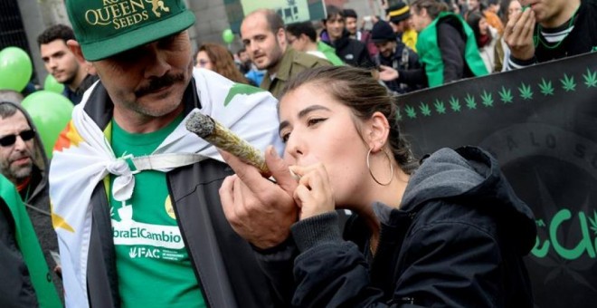 Jóvenes marchan en la protesta por la legalización de la marihuana de este pasado fin de semana en Madrid.- EFE