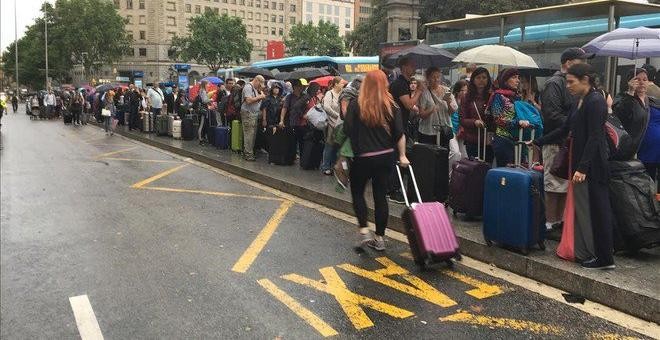 Una parada de taxi de Barcelona, sin ningún taxi ante la huelga de del sector contra la actividad de Uber y Cabify.