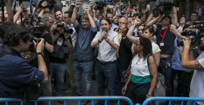 El líder de Podemos, Pablo Iglesias,c-d., acompñado de Xavier Doménech,c, de en Comu Podem, saludan a lo taxistas que se manifestaban hoy en la plaza de Neptuno .El gremio de taxistas madrileños mantienen hoy una huelga de doce horas, al igual que en el r