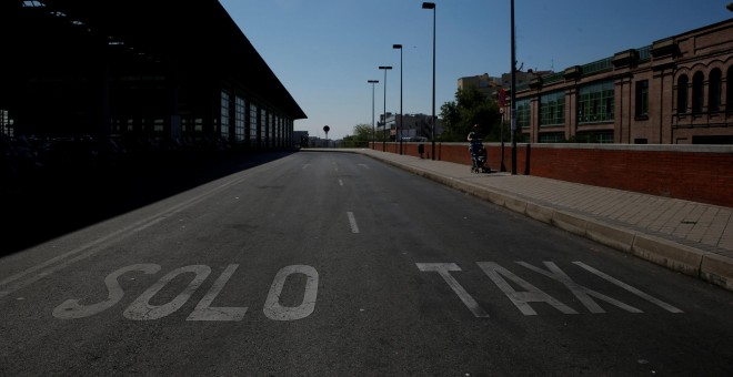 An empty taxi lane is seen outside Atocha rail station during a protest against Uber and Cabify which they say engage in unfair competition in Madrid, Spain, May 30, 2017. REUTERS/Susana Vera