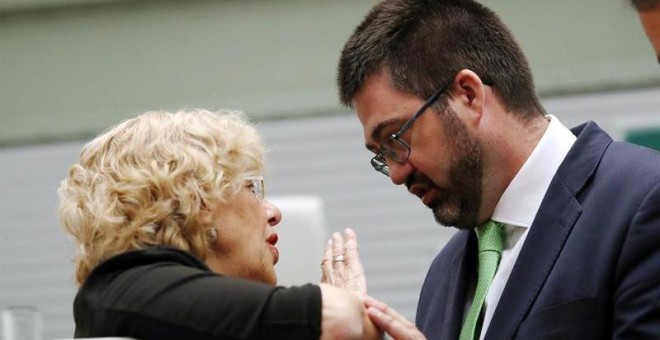 El concejal de Economía y Hacienda de Ahora Madrid, Carlos Sánchez Mato, conversa con la alcaldesa de Madrid, Manuela Carmena, durante el pleno del Ayuntamiento de Madrid. /EFE