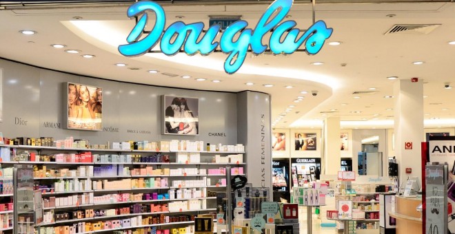 Una tienda de las perfumerías Douglas, en un centro comercial de A Coruña.