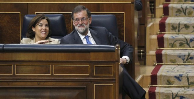 El presidente del Gobierno, Mariano Rajoy, y la vicepresidenta, Soraya Sáenz de Santamaría, durante el pleno del Congreso en el que se ha aprobado el proyecto de los Presupuestos Generales del Estado 2017. EFE/Kiko Huesca