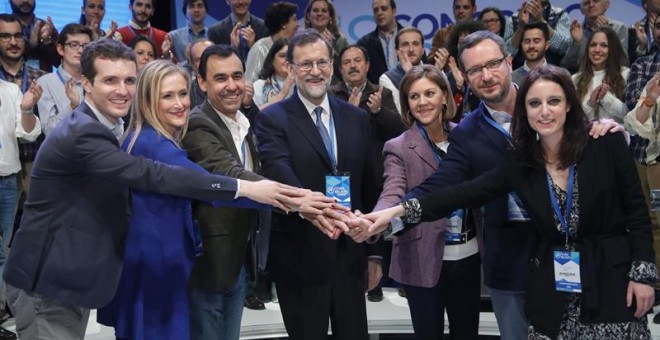 La presidenta del PP madrileño, Cristina Cifuentes (segunda por la izquierda), rodeada de la cúpula del partido en el Congreso nacional del mismo. Archivo EFE